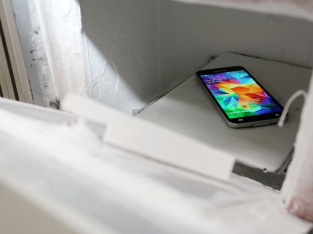 the-galaxy-s5-is-dust-and-water-resistant-this-chamber-coats-the-phone-in-dust