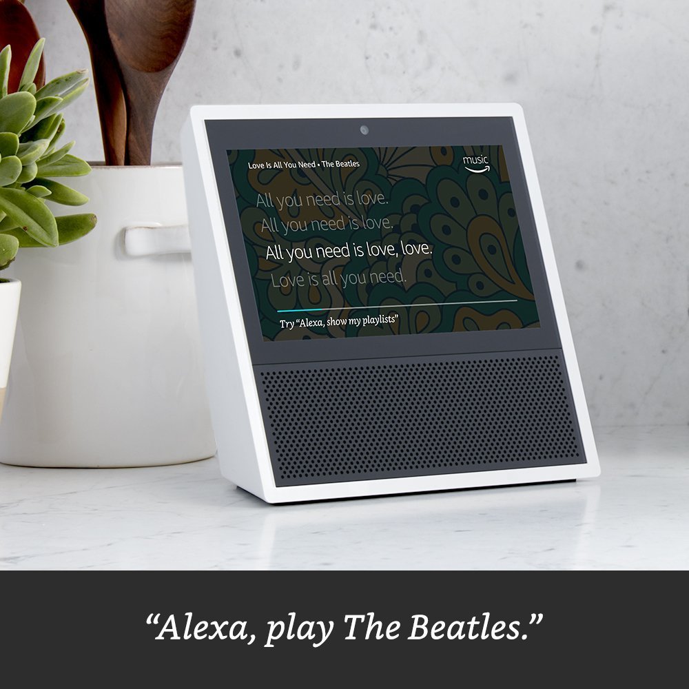 Alexa en Echo Show mostrando la letra de la canción en pantalla.