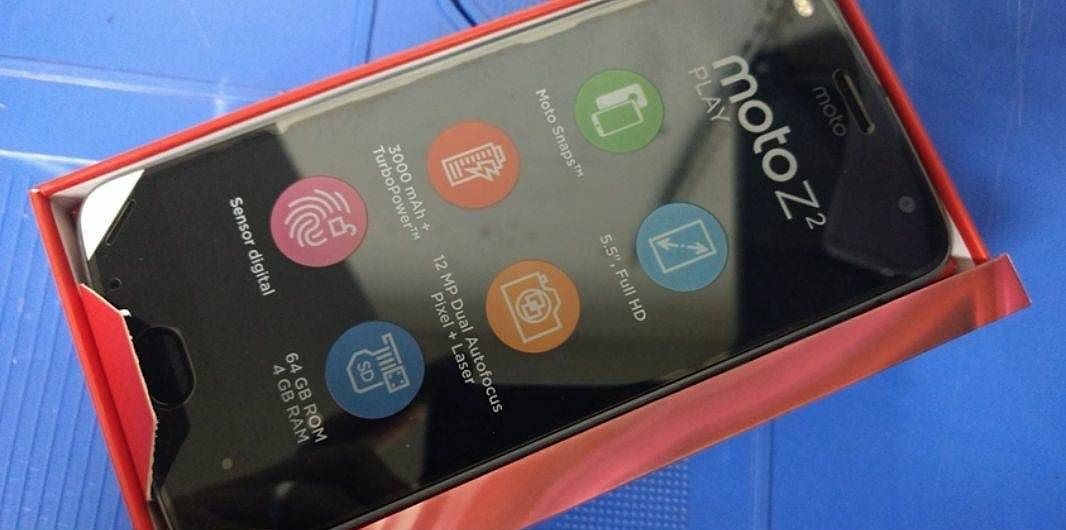 Motorola Moto Z2 Play negro sobre su caja roja. 