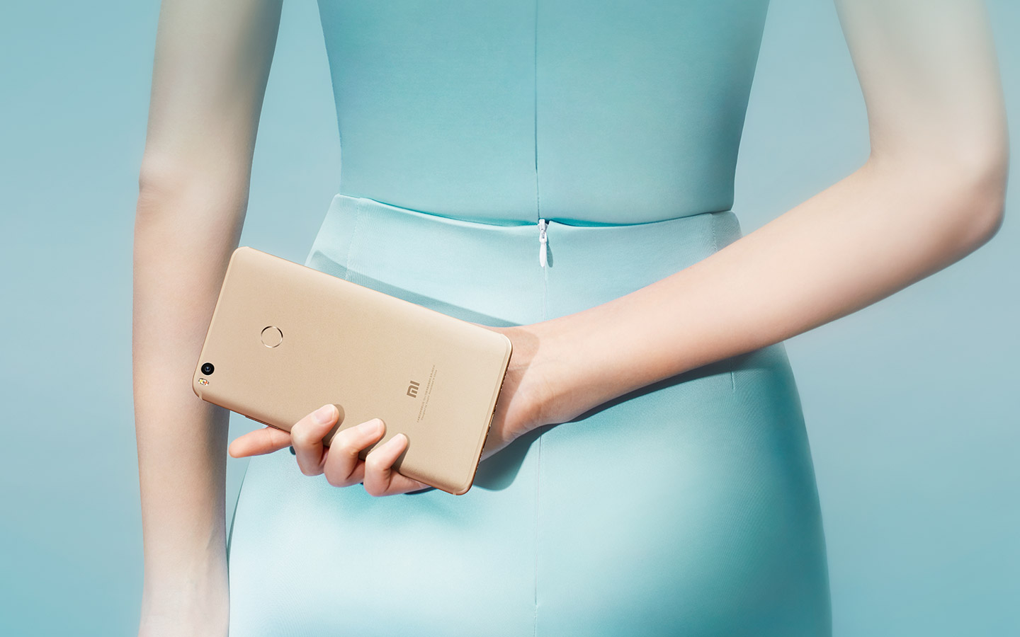 Imagen publicitaria del Xiaomi Mi Max 2 dorado.