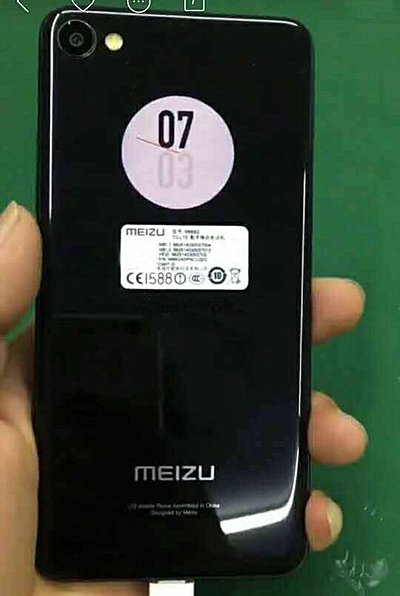 Fotografía del Meizu X2 con su segundo display mostrando la hora. 