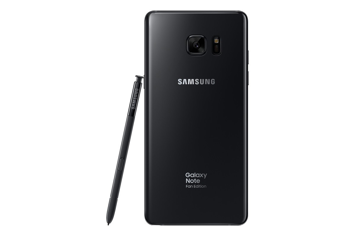 Dorso del Samsung Galaxy Note FE con su respectivo lápiz inteligente. 