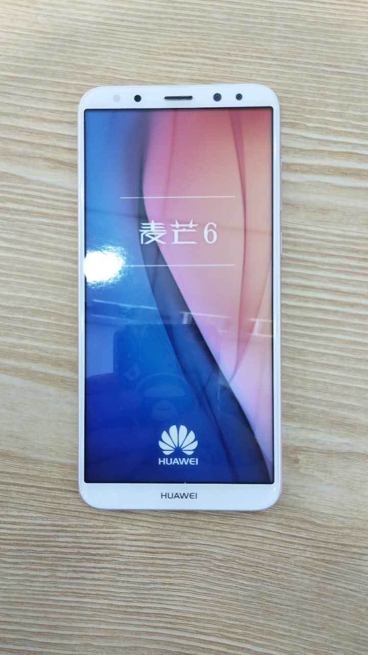 Fotografía filtrada del frente blanco de Huawei G10. 