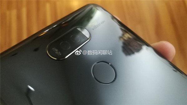 Fotografía del dorso del supuesto Huawei Mate 10 Pro enfocando su cámara dual. 