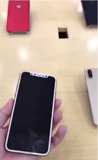 Captura del video mostrando la cara frontal del iPhone X rojo. 