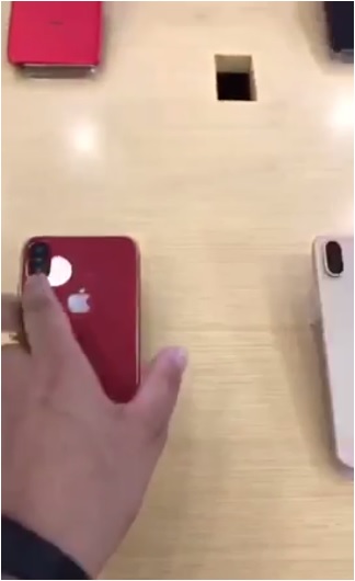 Captura del video que muestra el dorso iPhone X rojo.