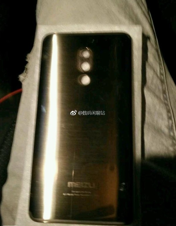 Panel trasero del supuesto smartphone de Meizu con diseño frontal sin biseles. 