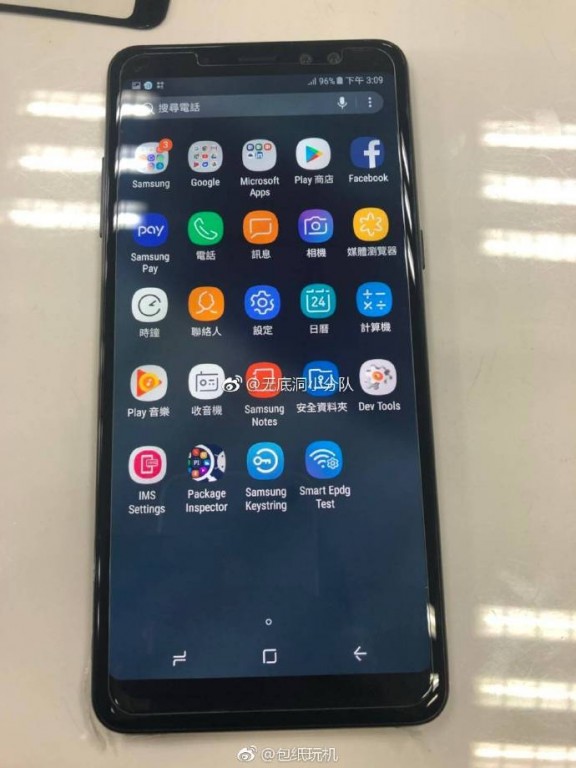 Fotografía filtrada del display del Samsung Galaxy A8+ funcionando. 