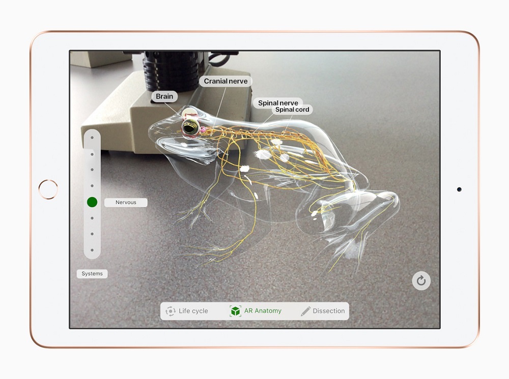 Render oficial del nuevo iPad de 9,7 pulgadas exhibiendo software dedicado a estudiantes.