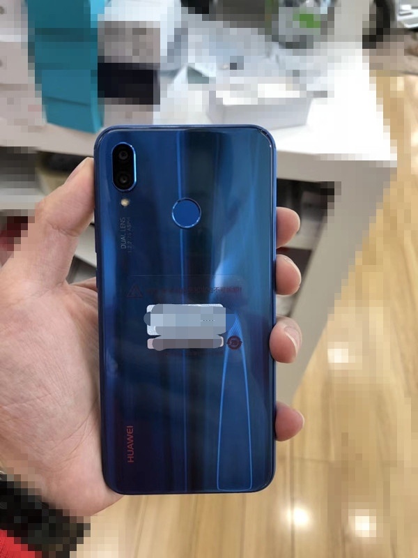 Fotografía dorsal del Huawei P20 Lite en su variante color azul metalizado.
