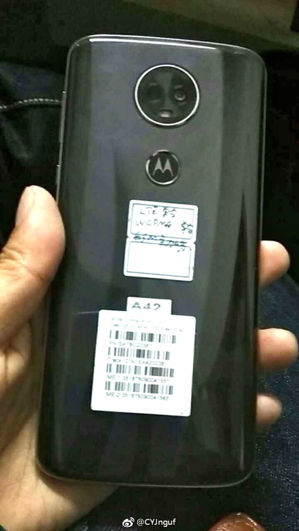 Fotografía filtrada del dorso del supuesto Motorola Moto E5 Plus. 