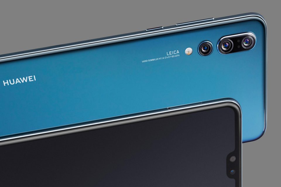 Render oficial del frente y dorso parciales del Huawei P20 Pro color azul. 