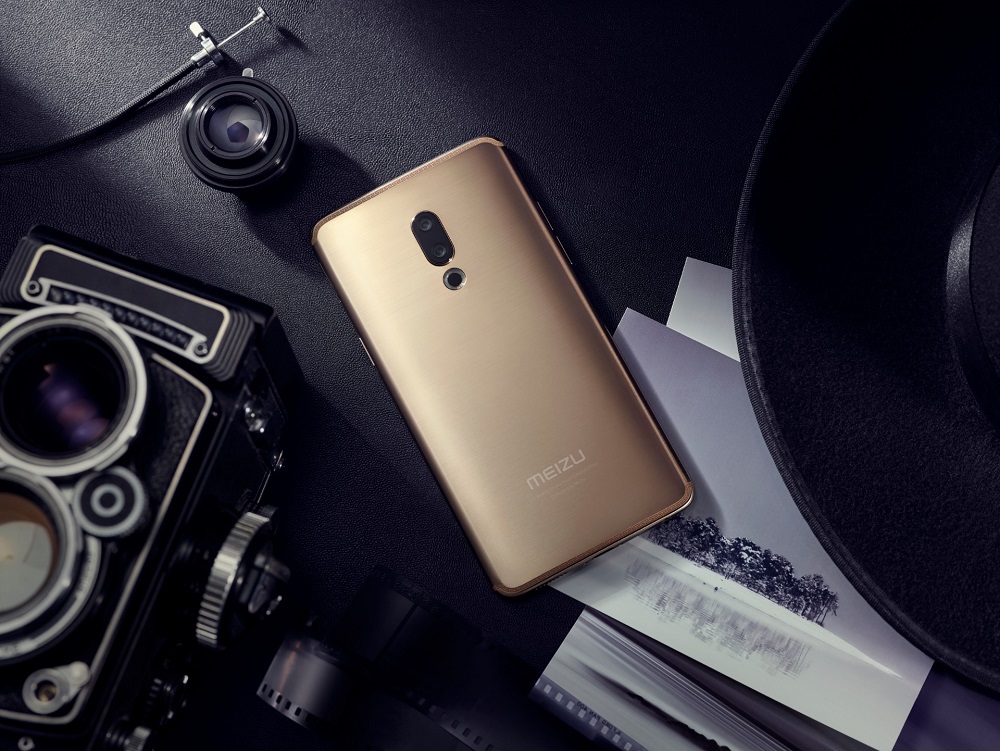 Render oficial del dorso del Meizu 15 Plus color dorado.