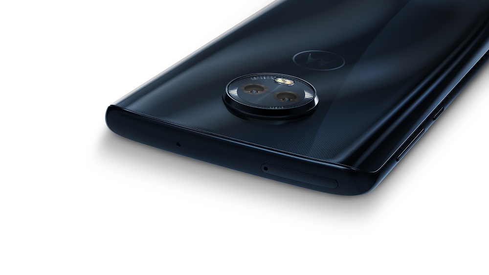 Render oficial del extremo superior dorsal del Motorola Moto G6 Plus azul índigo.