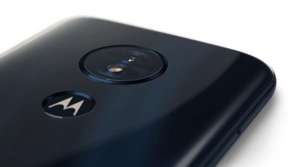 Render oficial del extremo superior dorsal del Motorola Moto G6 Play.