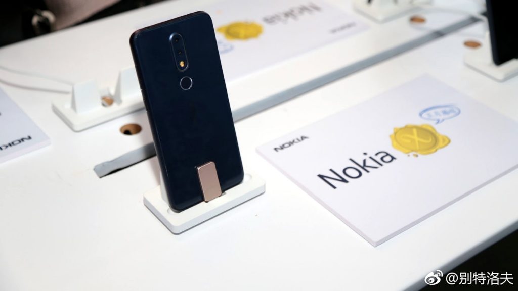 Fotografía en vivo del dorso del Nokia X a anunciarse el 16 de mayo.