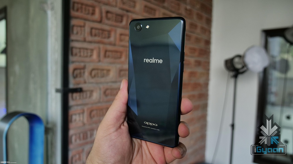 Fotografía del dorso del OPPO RealMe 1 color "Diamond Black".