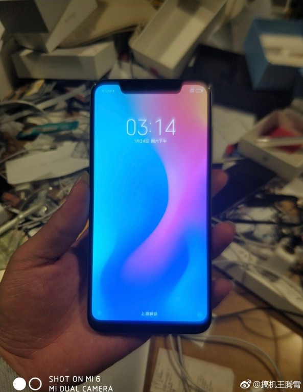 Supuesta fotografía en vivo filtrada del frente del Xiaomi Mi 7 encendido.