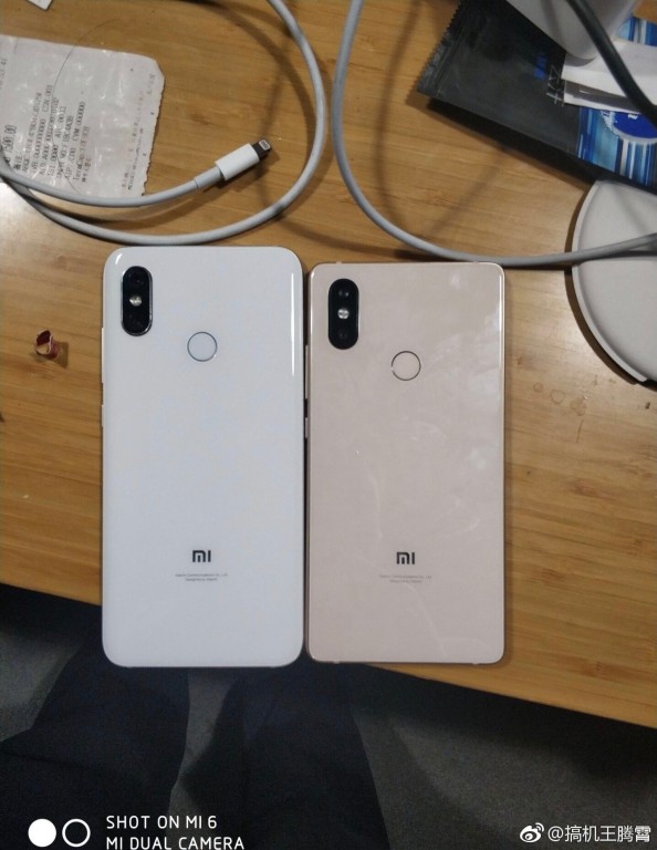 Fotografía en vivo del dorso del Xiaomi Mi 7 (derecha) posando junto al Xiaomi Mi Mix 2S (izquierda).