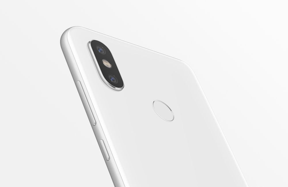 Render oficial del extremo superior dorsal del Xiaomi Mi 8 color blanco.