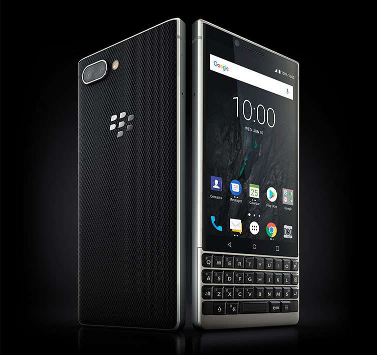 Render oficial del frente y dorso del BlackBerry KEY2 de marco plateado.