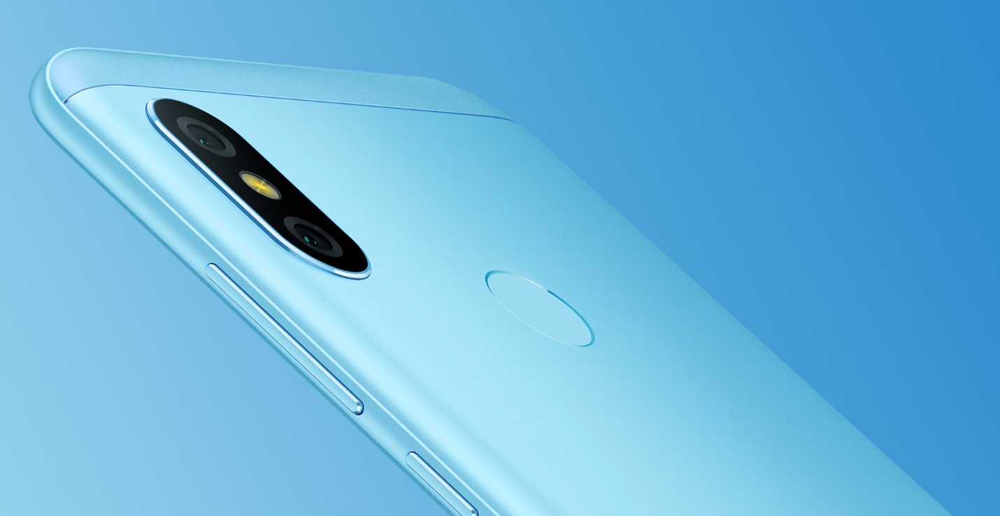 Render oficial del extremo superior dorsal del Xiaomi Redmi 6 Pro color "Bali Blue".