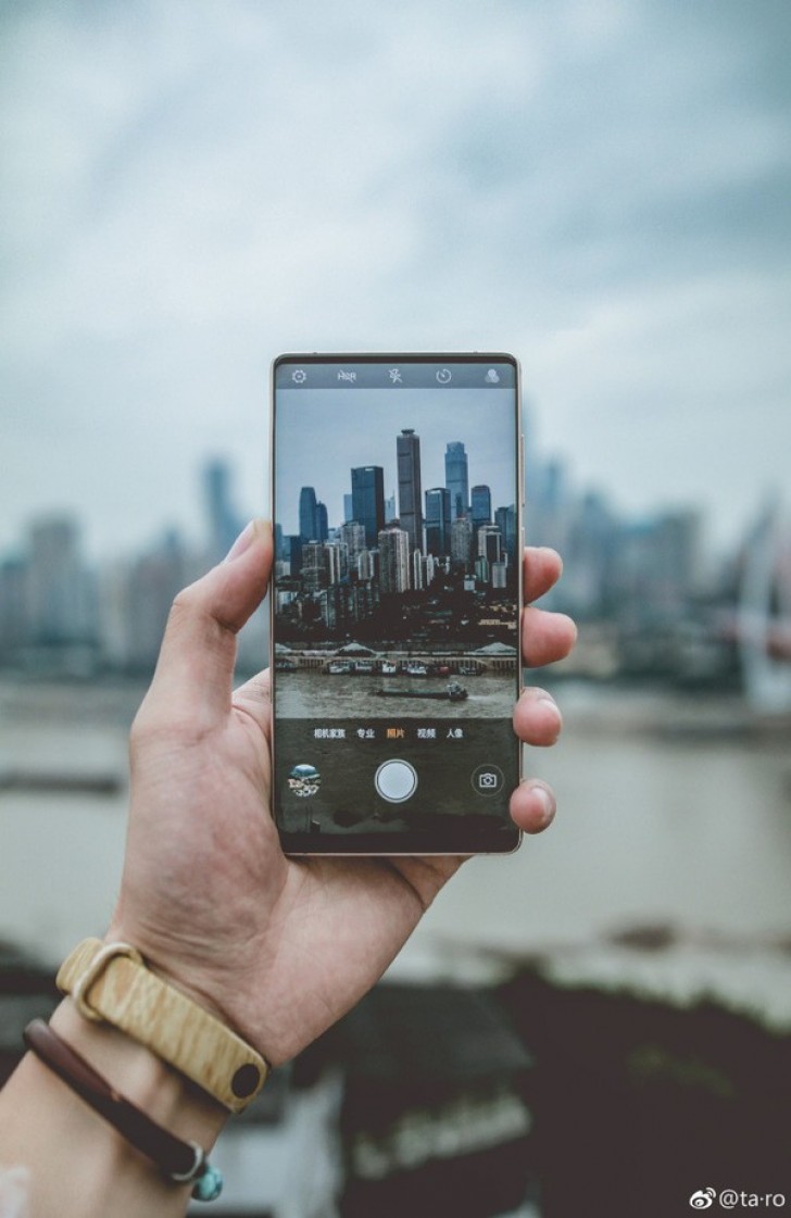Fotografía frontal del ZTE Nubia Z18 que lo muestra sin una cámara para selfies.