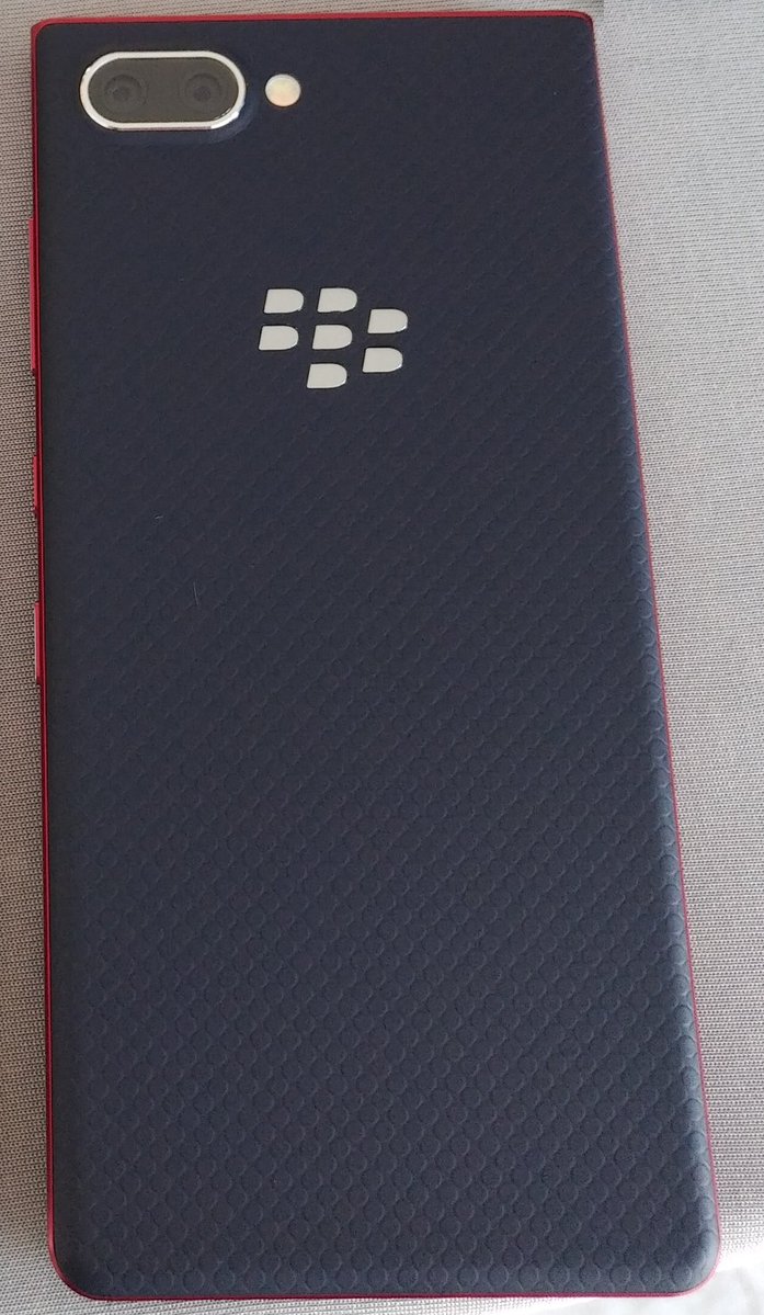 Imagen filtrada del supuesto dorso del BlackBerry KEY2 Lite color rojo.