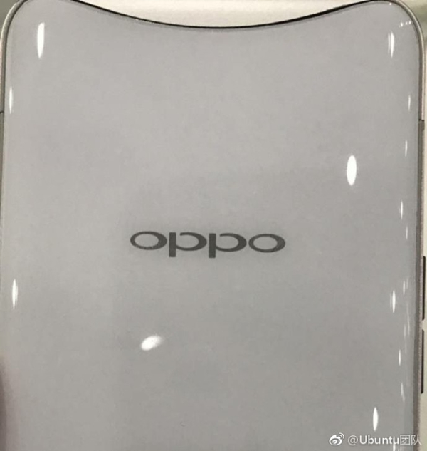 Fotografía filtrada del panel dorsal del OPPO Find X color blanco.