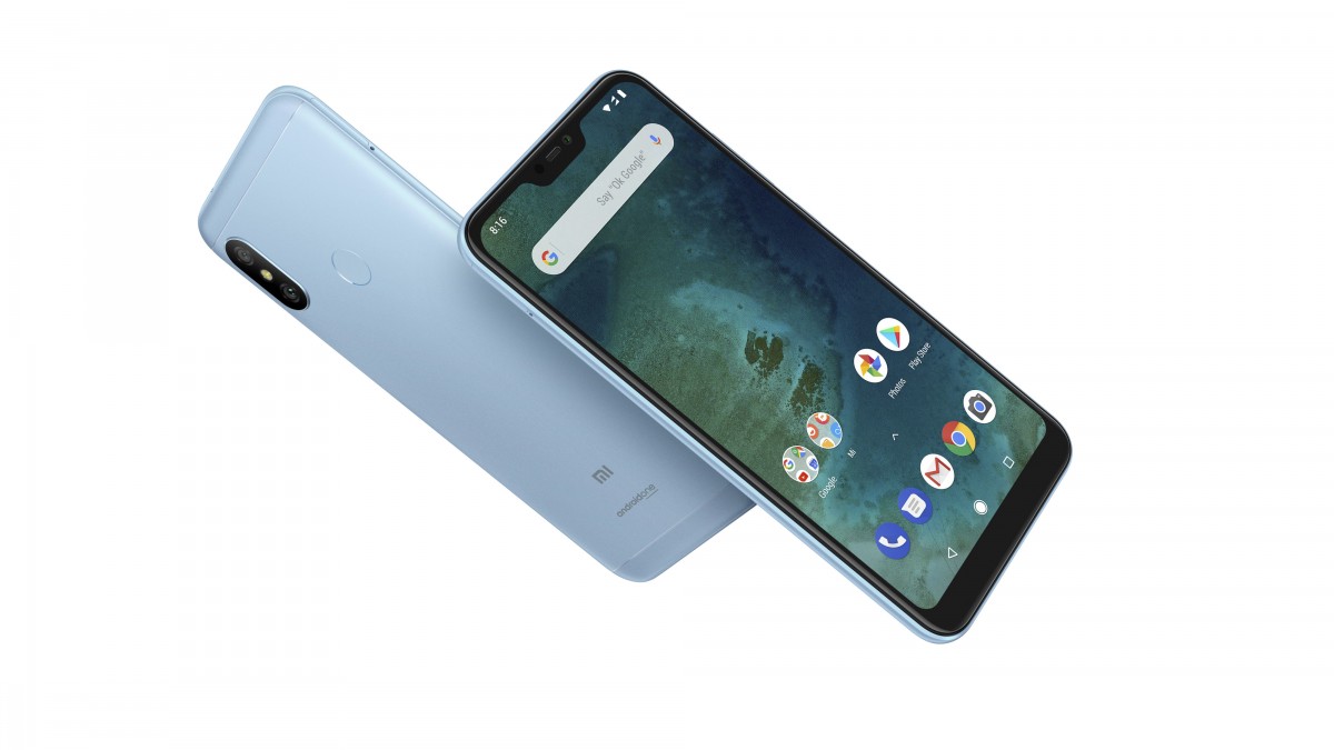 Render oficial del frente y dorso del Xiaomi Mi A2 Lite color celeste.