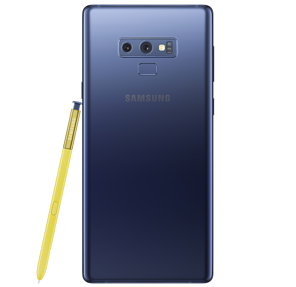Render oficial del dorso del Samsung Galaxy Note 9 color "Ocena Blue" posando junto a su S Pen.