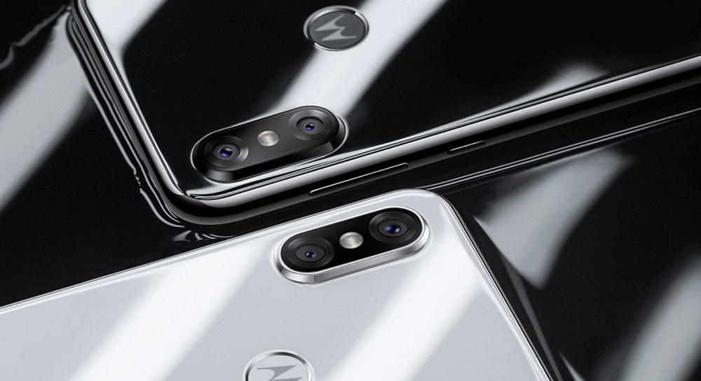 Render oficial de los dorsos parciales del Motorola P30 en colores "Ice White" y "Bright Black".