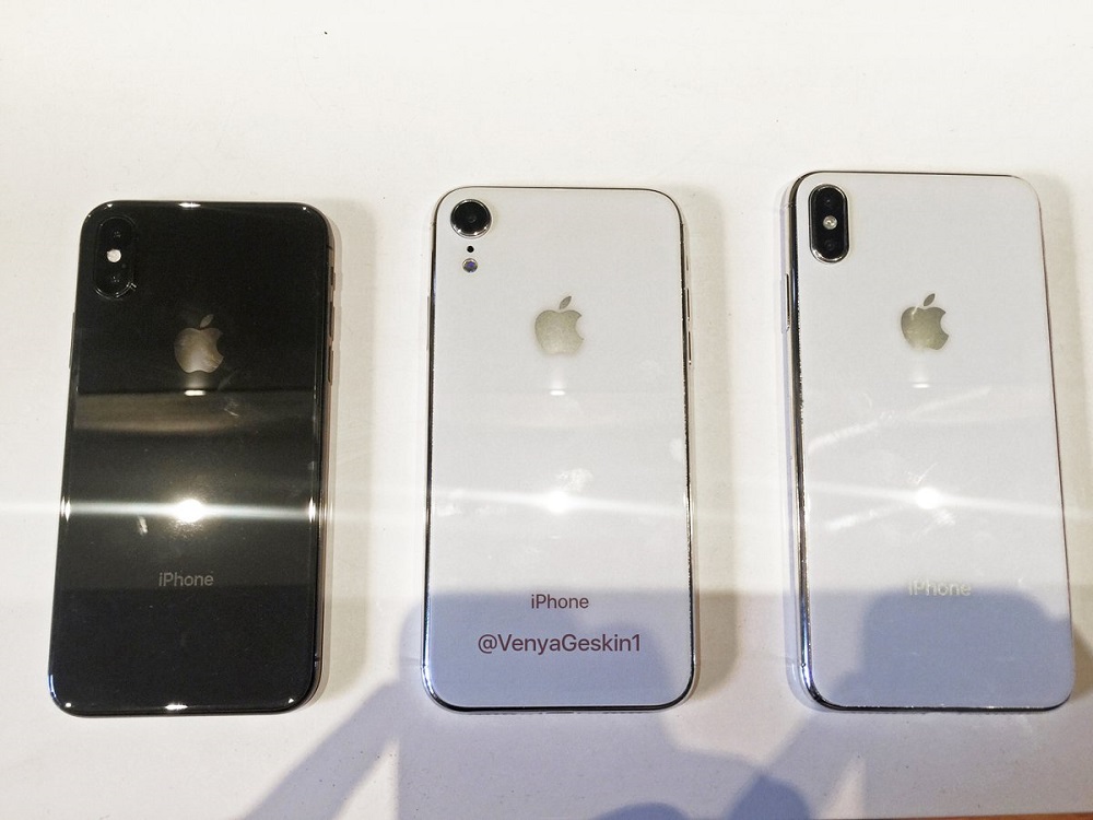 Fotografía de los dorsos de los prototipos del iPhone Xs, iPhone 9 y iPhone X Plus, respectivamente.