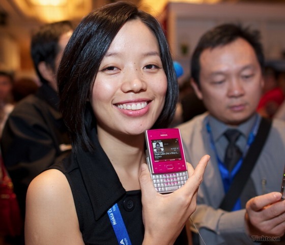 Nokia X5-01 rosa en mano