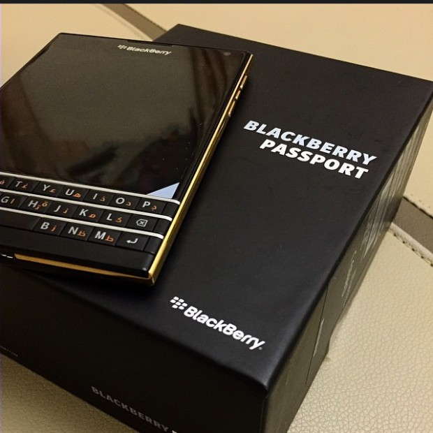 BlackBerry Passport dorado