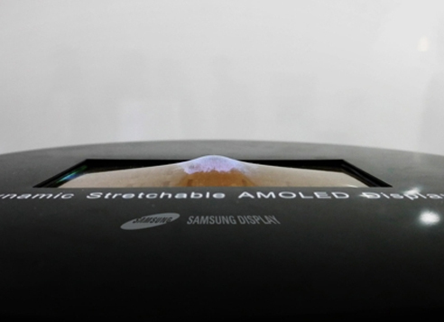 Flexibilidad del nuevo display AMOLED de Samsung aún no anunciado. 