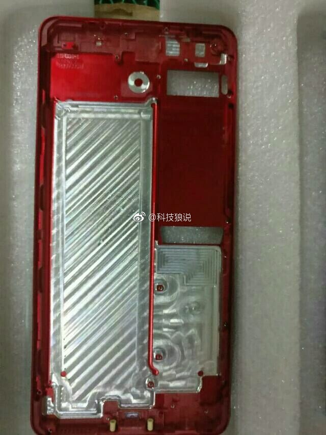 Vista interior de la carcasa del supuesto Meizu Pro 7 rojo.