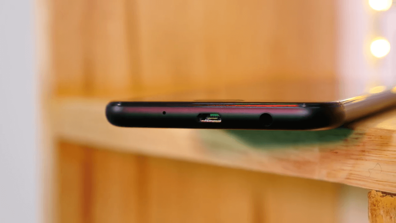 Imagen de la arista inferior del Samsung Galaxy J7+.