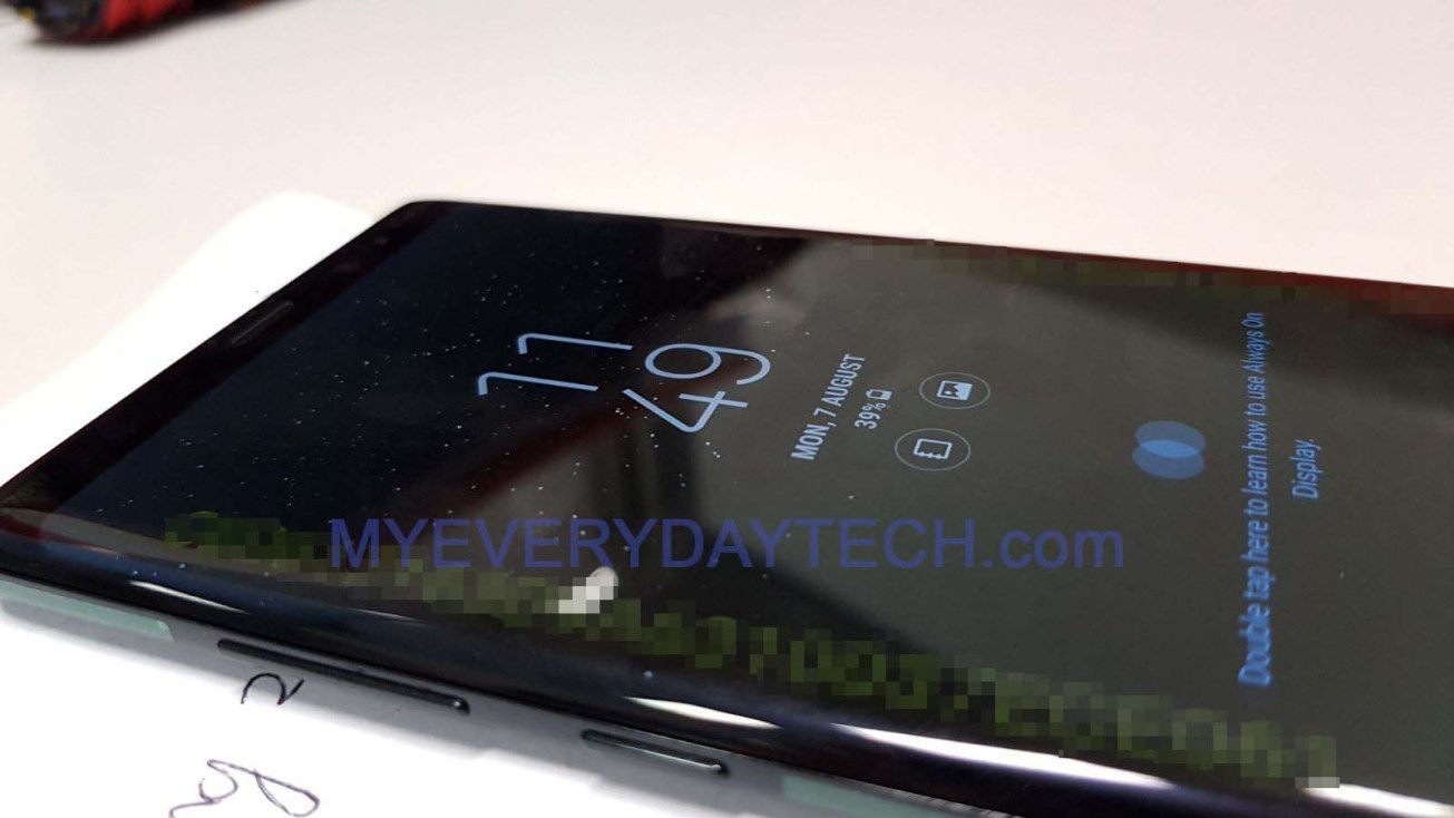 Fotografía angular del frente de un prototipo del Samsung Galaxy Note 8. 