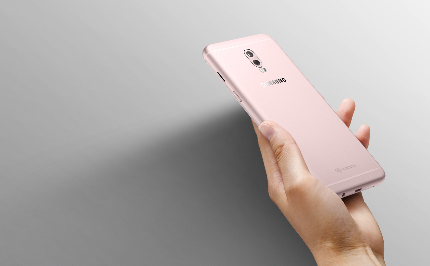 Render oficial del dorso del Samsung Galaxy C8 rosa metalizado. 