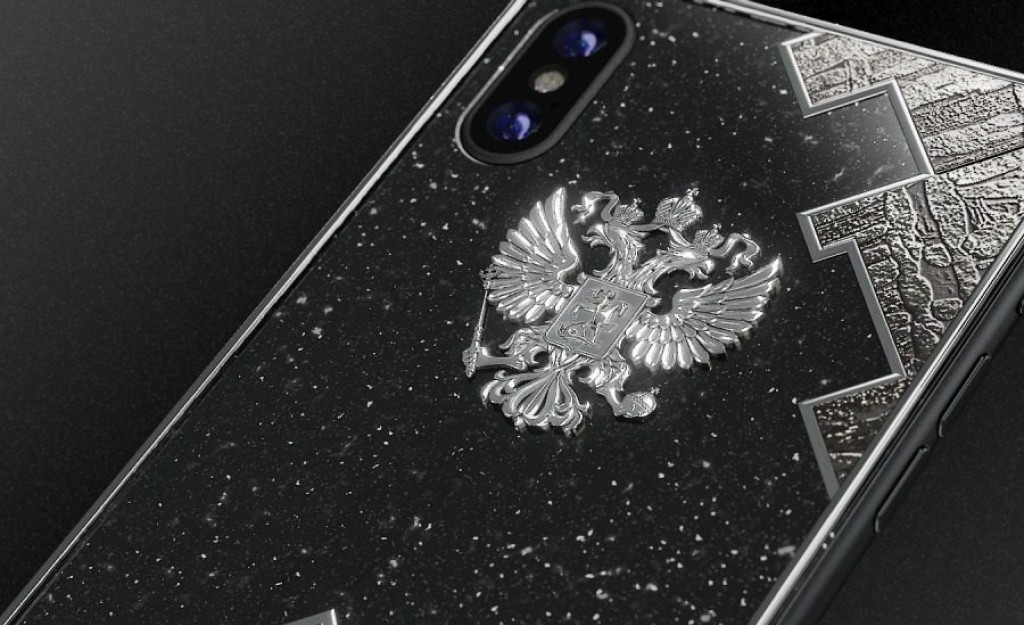 iPhone X con carcasa de meteorito Seymchan personalizada por Caviar. 