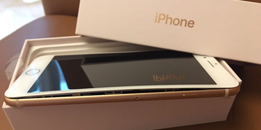Apple iPhone 8 Plus con su display despegado e curvado. 