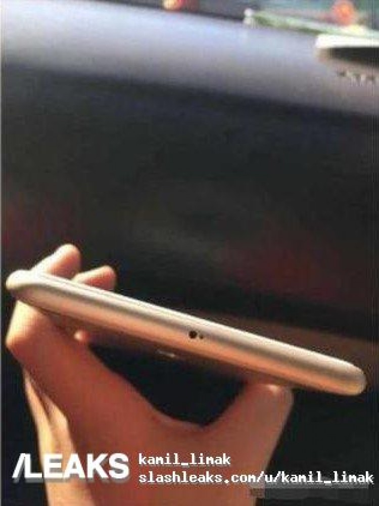 Fotografía del bisel superior del Xiaomi MI Max 3 color dorado. 
