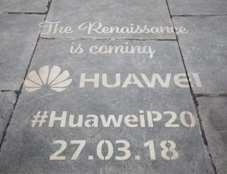 Publicidad del Huawei P20 aparece frente a las tiendas de Samsung y Apple