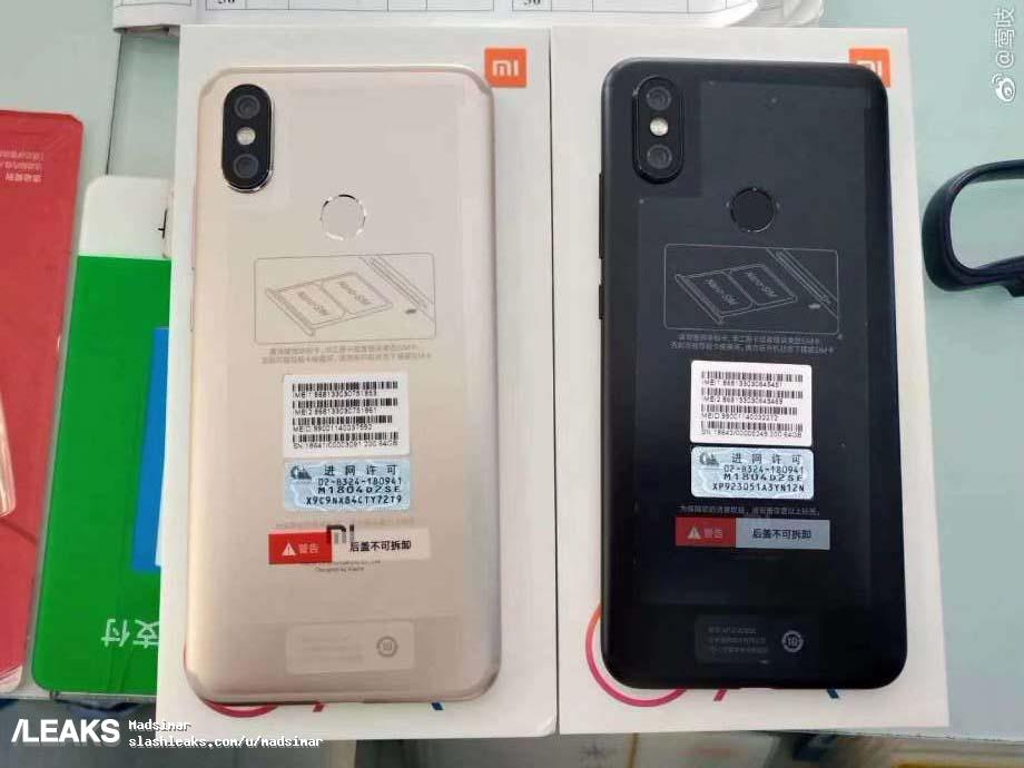 Fotografía del dorso del Xiaomi Mi 6X de variantes de color negro y "Sand Gold". 
