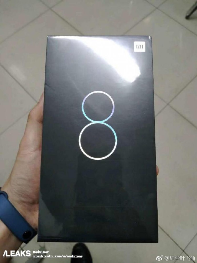 Fotografía filtrada del frente del empaque del Xiaomi Mi 8.