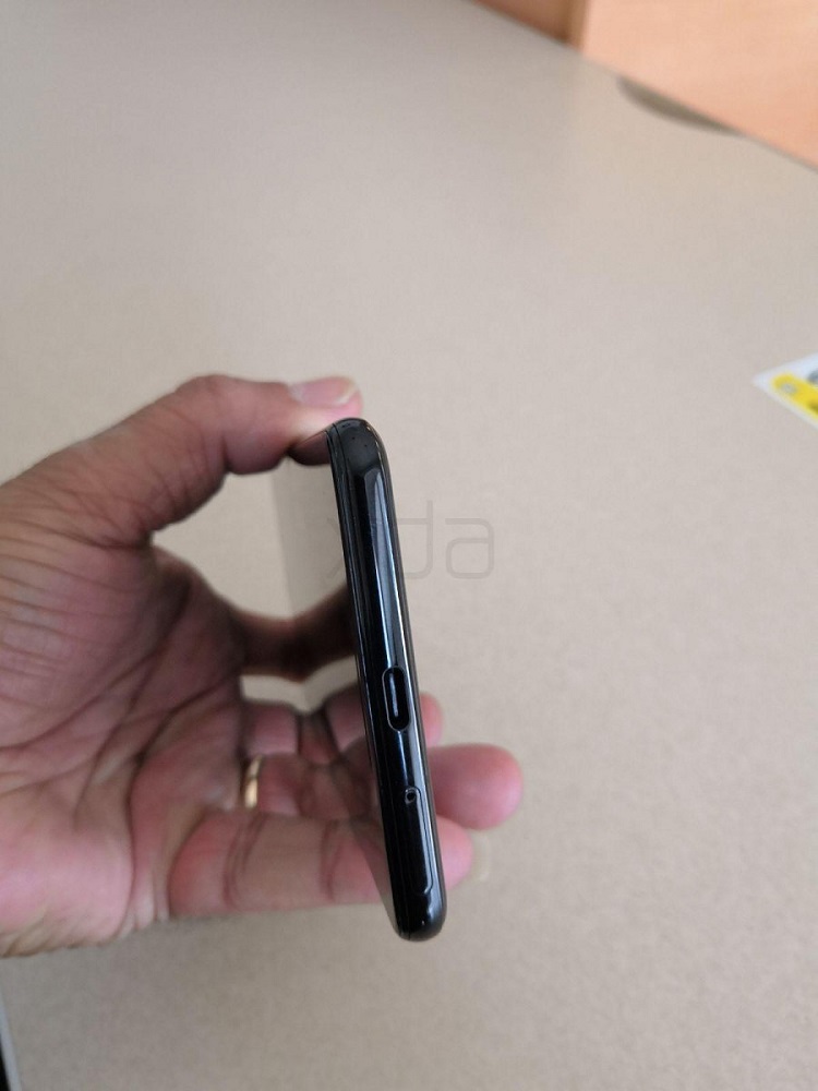 Fotografía filtrada de la arista inferior del Google Pixel 3 XL. 