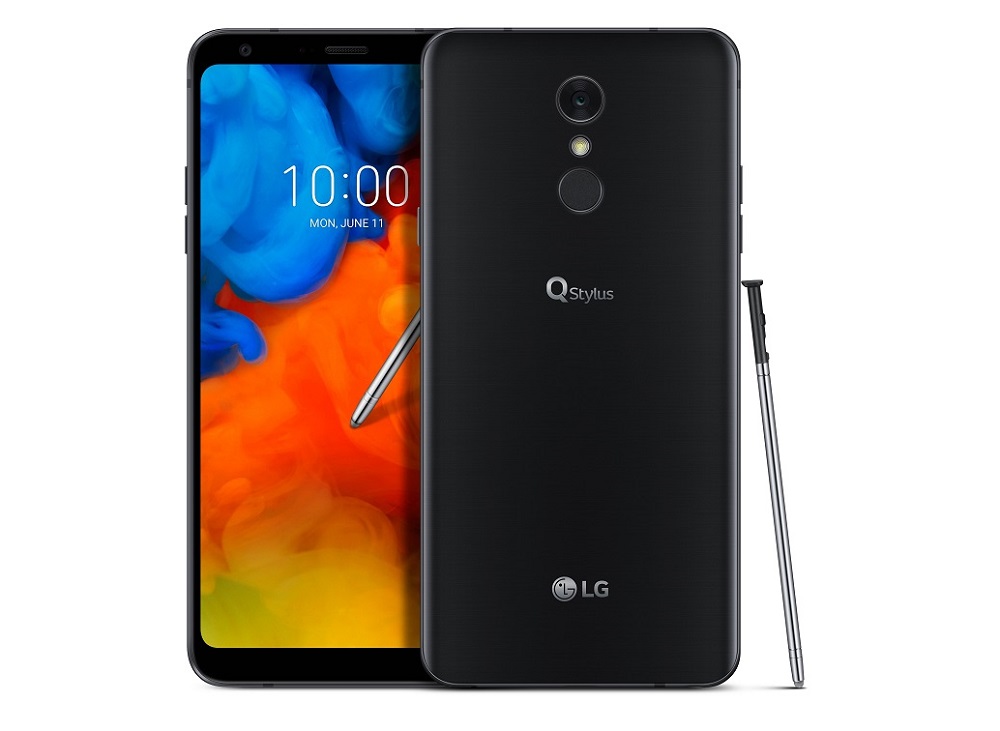 Render oficial del frente y dorso del LG Q Stylus junto a su lápiz inteligente. 