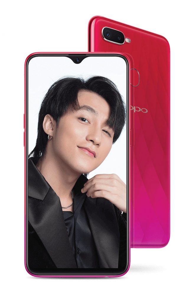 Frente y dorso del OPPO F9 color "Sunrise Red". 