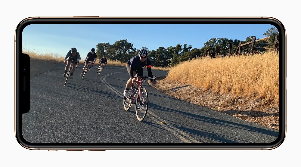 Render oficial del iPhone Xs en posición apaisada mostrando su definición de imagen.